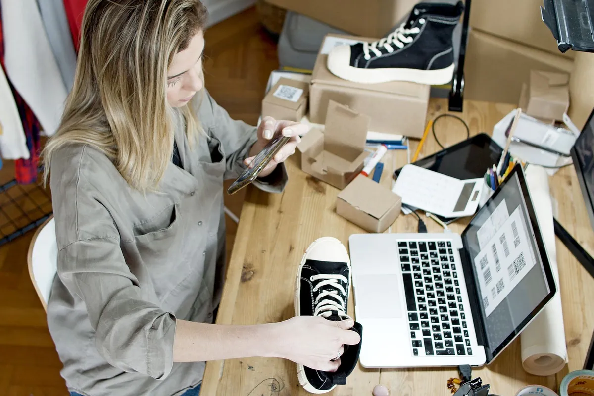 Emprendedora haciendo fotos con el móvil a los productos de su tienda online