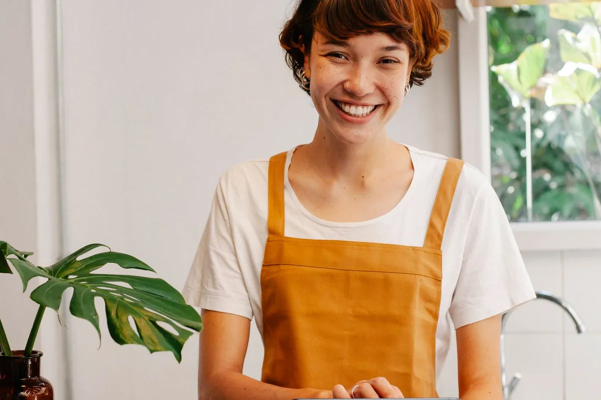Autónoma sonriente con la tablet en su negocio