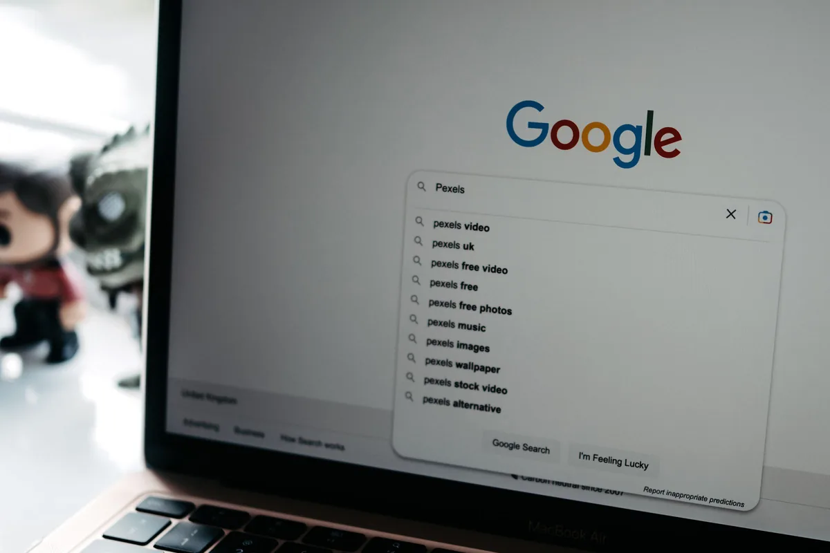 Portátil con una búsqueda en Google