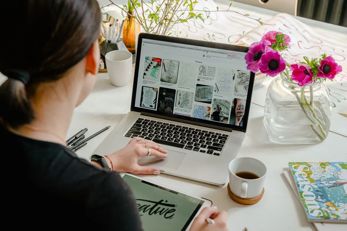 Diseñadora trabajando en el diseño de una página web en su portátil