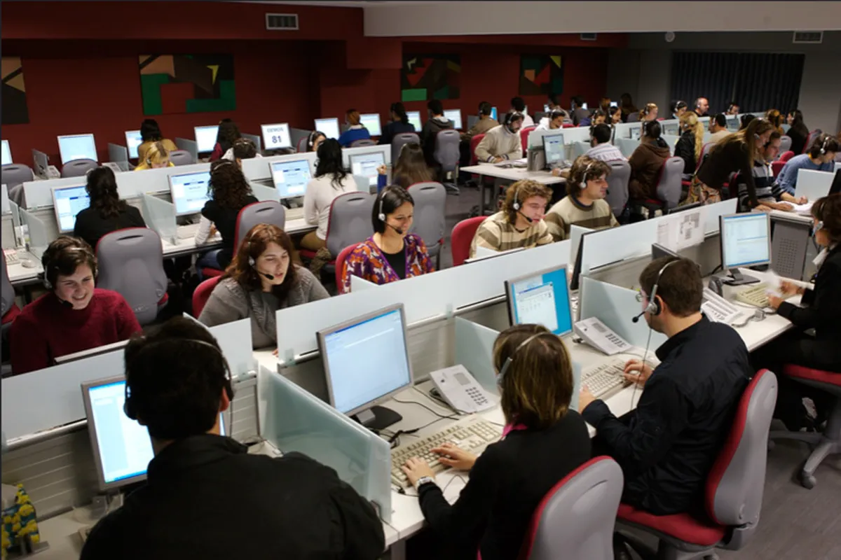 Equipo de atención al cliente de Siweb trabajando en la oficina
